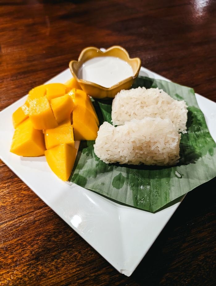 Mango sticky rice dessert